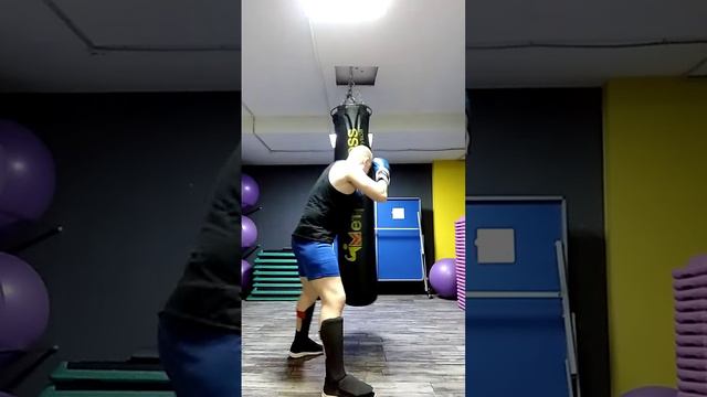 Тайский бокс. Муай тай. Фитнес. Отработка ударов рук и ног на боксерском мешке. Уширо. Лоу кики.