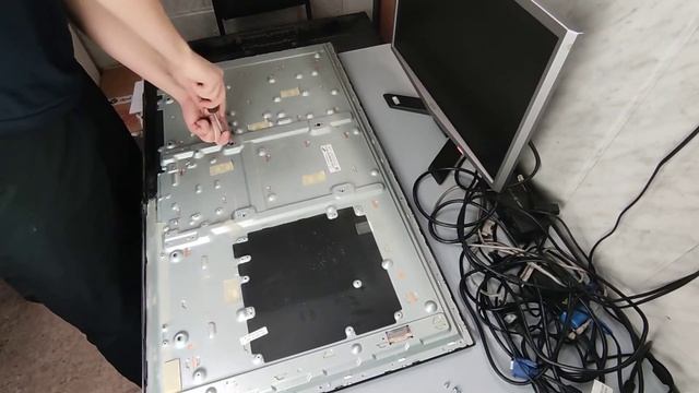Полная разборка телевизора Samsung UE40J5120AU Complete disassembly of Samsung UE40J5120AU TV смотреть онлайн