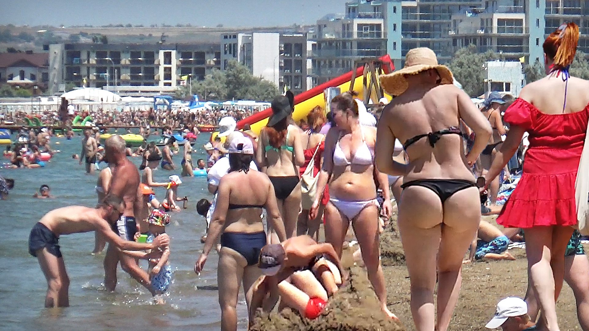 Анапа. На пляже море туристов, погода супер. Без комментариев смотреть онлайн