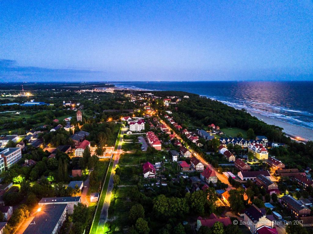 Янтарное побережье Балтики.Променад занесло песком,море не спокойно но город уже готовится к лету22