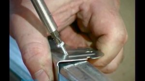 Видеоинструкция по монтажу металлических потолков Албес.