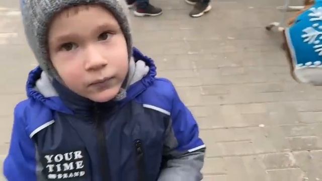 Поезд Деда Мороза в Кирове|Вышли с представления|Подарки смотреть онлайн