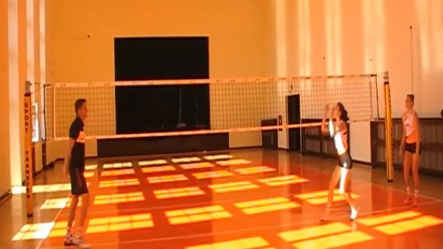 Odbicia sposobem górnym. Ćwiczenia w ruchu, w trójkach. Training for volleyball players - setters. смотреть онлайн