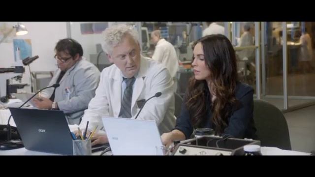 Megan Fox Speaks Dolphin With The New Acer Aspire S7 смотреть онлайн