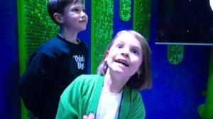 Макс и Катя играют со слаймом