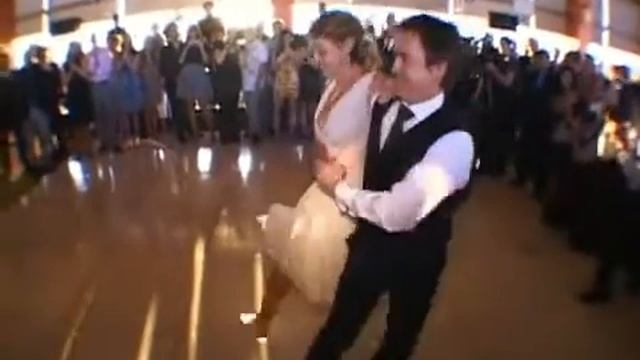 Зажигательный танец молодоженов.avi смотреть онлайн