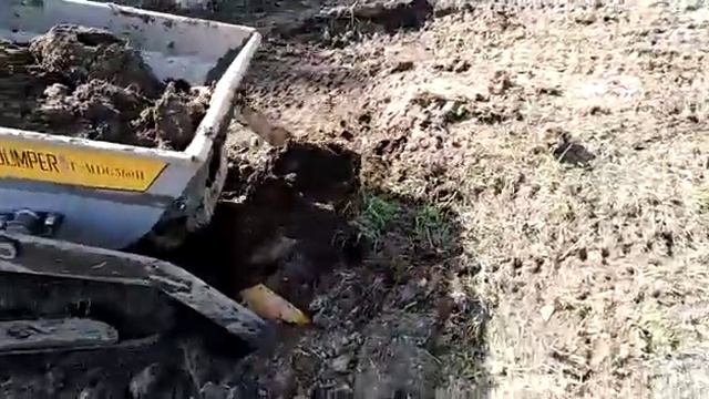 срезаем плодородный слой мини погрузчиком BESTONE.