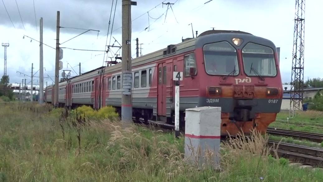 Электропоезд ЭД9М-0187 отправляется со станции Костариха, Нижний Новгород смотреть онлайн