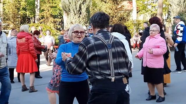 Я и Сара клева пара!!!Танцы в парке Горького,Харьков. смотреть онлайн