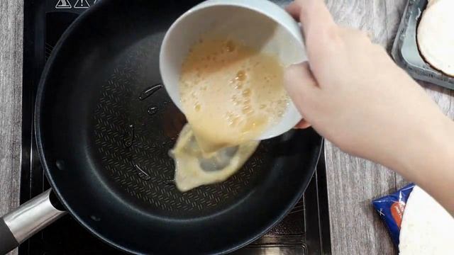 Просто Яичница это Скучно. Поэтому Предлагаю Приготовить Яичницу с Тортильей, Колбасой и Сыром. смотреть онлайн