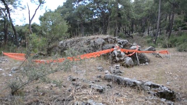 Дольмен курган в лесу в Турции Мугла Фетхие деревня Каякёй смотреть онлайн