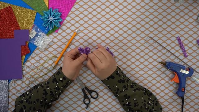 Готовимся к Новому году - Снежинка из фоамирана | Московское долголетие смотреть онлайн