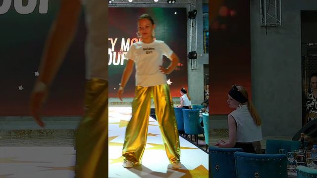 МАМИНО МОДНОЕ ДНК . Подиум Насти с мамой на Kids Fashion Show смотреть онлайн