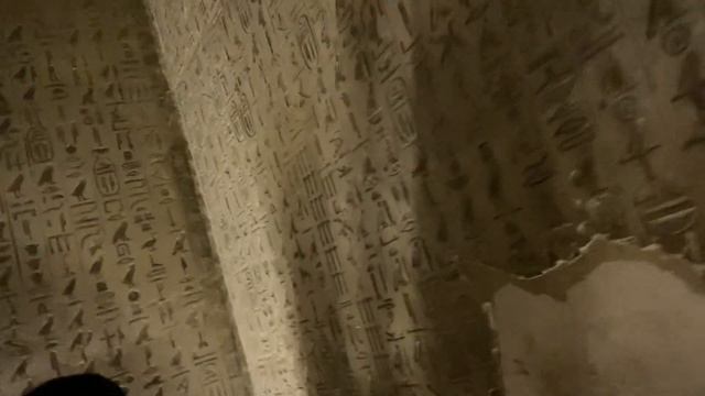 Иероглифы внутри пирамиды Джосера в Саккаре . Египет самая первая построения пирамида. смотреть онлайн