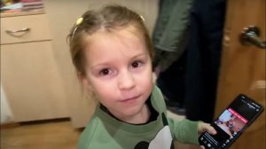 ПРИВЕЗЛИ ГОСТИНЦЫ ДЕВЧОНКАМ. НАСТЯ РВЁТ И МЕЧЕТ) ОТДРАИЛА ВСЮ МАШИНУ. 31.10.23.