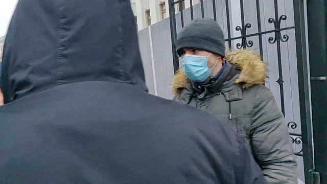 На входе в Офис Президента теперь шмонают всех подряд... смотреть онлайн