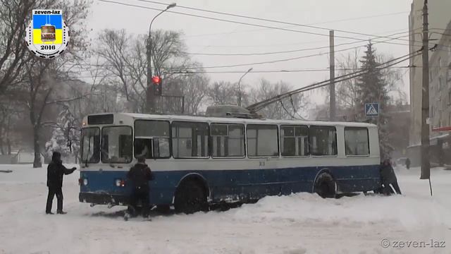 Черкаський тролейбус- ЗиУ-682В-012 [В0А] №300 забуксував у кучугурі снігу 08.01.2016 смотреть онлайн