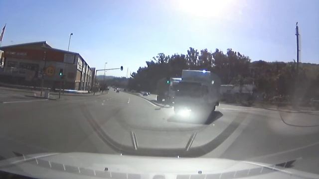 Mando's Auto Parts runs red light doing illegal turn - Ethekwini Durban traffic - 2013-07-12 смотреть онлайн