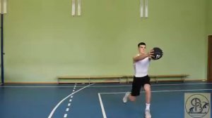 Передача мяча двумя руками от груди с места