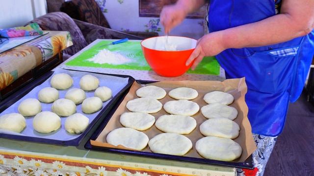 Сдобные дрожжевые ватрушки и булочки которые любят все Показываю как я стряпаю вкусные ВАТРУШКИ