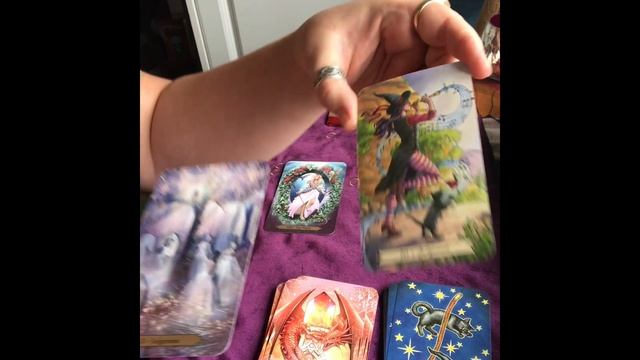 Comparison between the Everyday Witch and the Wizards Tarot decks. смотреть онлайн