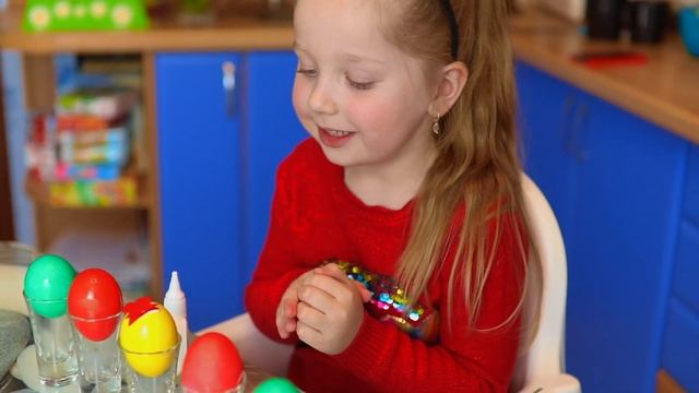 КРАСИМ ЯЙЦА на Пасху смотреть онлайн