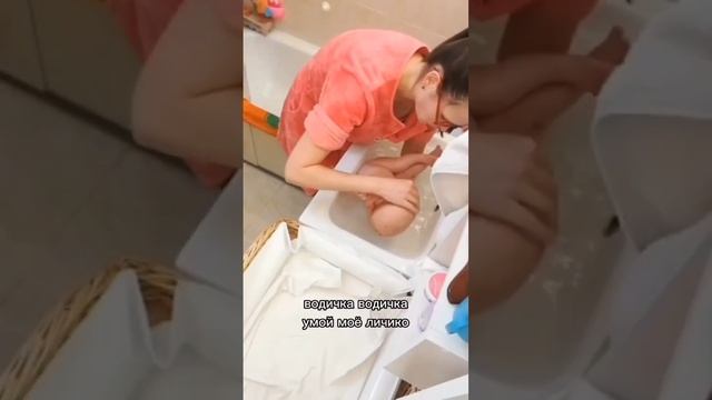 Адаптация к воде в раковине. Помыли голову, попку и выходим смотреть онлайн