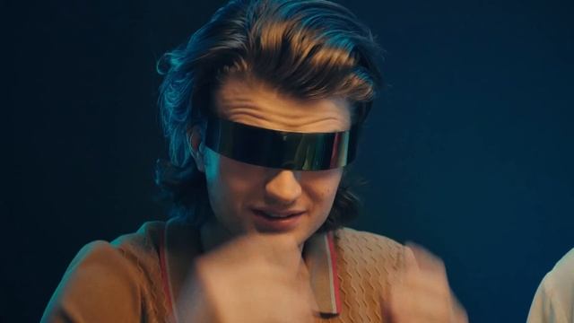 Stranger Things' Cast Reviews 80s Fads | Teen Vogue смотреть онлайн