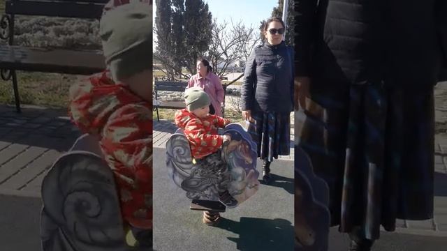 Детишки играют на детской площадке в сквере имени Анны Ахматовой в Севастополе смотреть онлайн