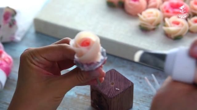 Бутон розы Остина с раскрытыми лепестками из крема шантифлекс chantyflex смотреть онлайн