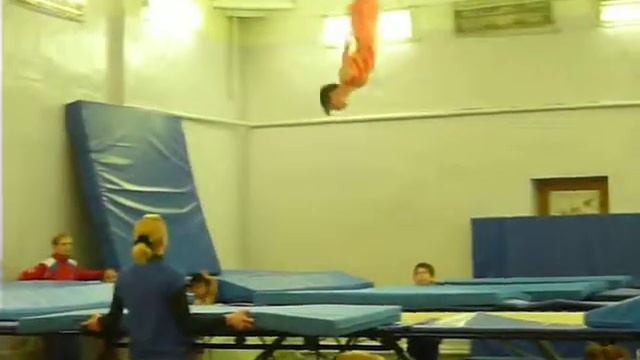 прыжки на батуте Дима Логин , 8лет Москва 2 часть смотреть онлайн