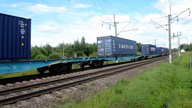 -Грузовой поезд-контейнеровоз на ж.д. переезде деревни Лонница.Смоленская область.11.07.2018 года.- смотреть онлайн