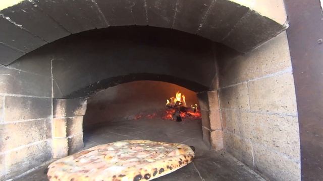 Сочи. Приготовление пиццы в дровяной печи. смотреть онлайн