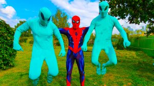 Человек паук сражается с пришельцами.