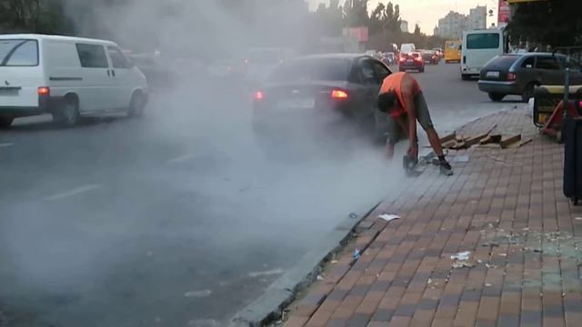 Метро Нивки. Ремонт тротуаров. Вот как надо работать. Чтобы дым столбом! смотреть онлайн