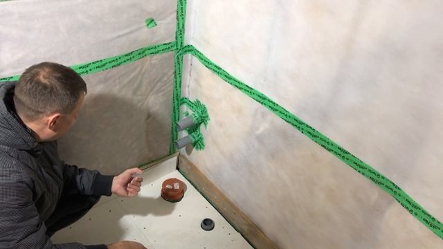 ОТДЕЛКА САНУЗЛА В КАРКАСНОМ ДОМЕ, Туалет и душевая. Ванная комната, как сделать пол своими руками. смотреть онлайн