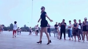 Шафл на каблуках ? танцует красавица Цинцин Qingqing лихо исполняющей красивый танец