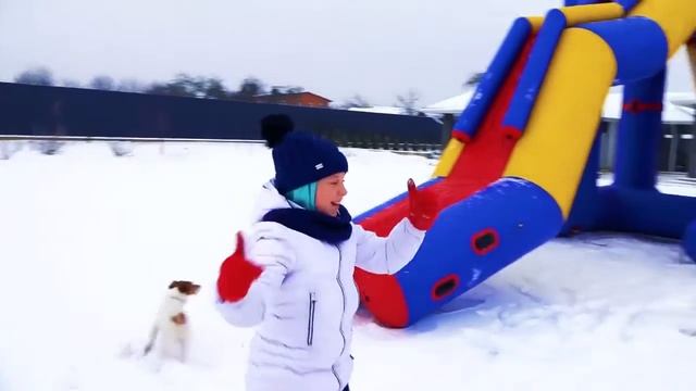 Что будет если ЗИМОЙ установить ГИГАНТСКУЮ ГОРКУ? Дед Мороз принес подарки на Новый Год смотреть онлайн