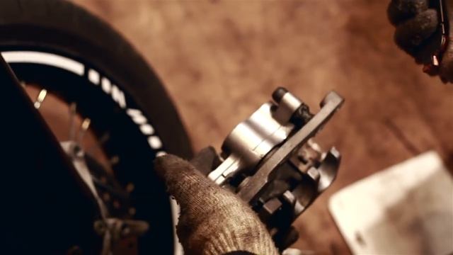 Honda XR400SM. Замена передних тормозных колодок. смотреть онлайн