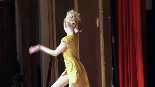 Dance Moms-Chloe's Solo, "Born to Sing"(S2E1 Flashback) смотреть онлайн