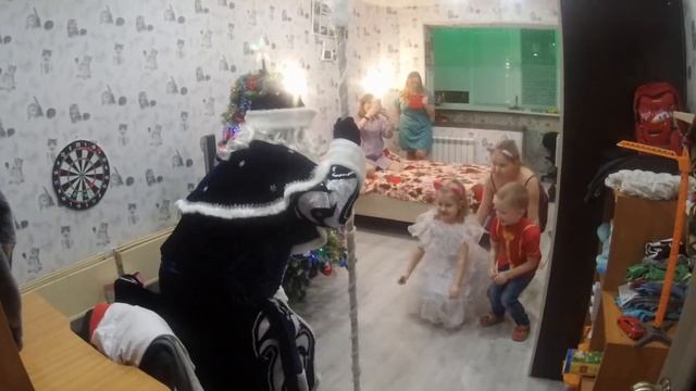 К Максиму ,Алисе и Насте пришел дед мороз и подарил подарки!!!2021 годддддддд смотреть онлайн
