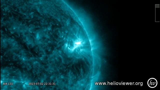 Sun blasts powerful X1.1-class flare! See spacecraft's view смотреть онлайн