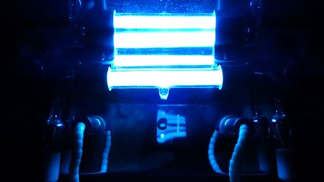 Старая дуговая ртутная лампа KWARZA BONA. Запуск и прогрев. смотреть онлайн