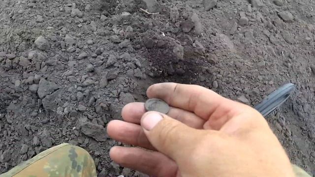 Убегаю от Йёжика Коп монет на пашне смотреть онлайн