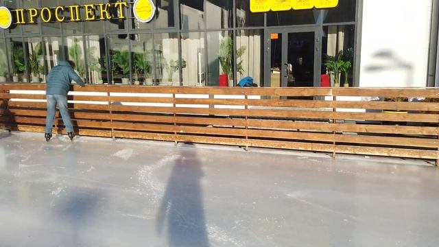 Как мы ходили на каток в ТАУ Парк. Дочь впервые встала на коньки. смотреть онлайн