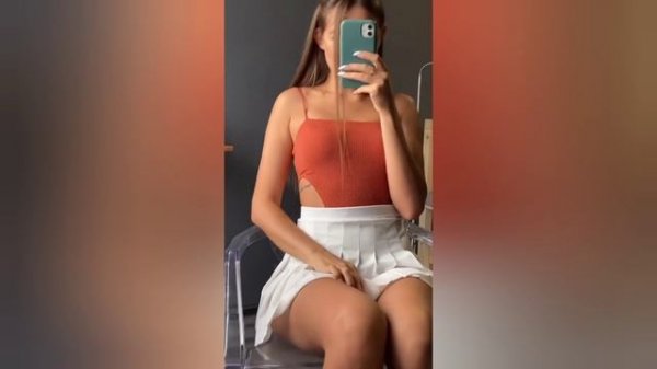 Обнажила грудь.