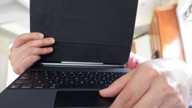 Detailed First Look at the Magic Keyboard for iPad Pro (11 inch) смотреть онлайн