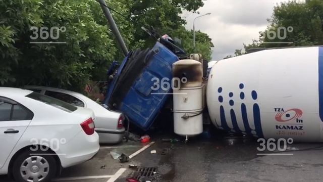 Бетономешалка с уснувшим водителем снесла девять автомобилей на юго‐востоке Москвы смотреть онлайн