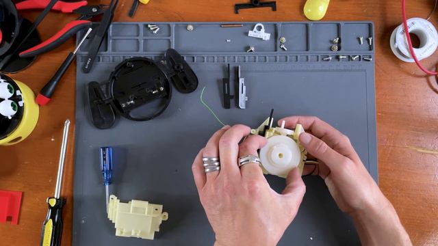 Trying to fix a Radio Shack Robie the Robot Toy bank from the 80's. смотреть онлайн