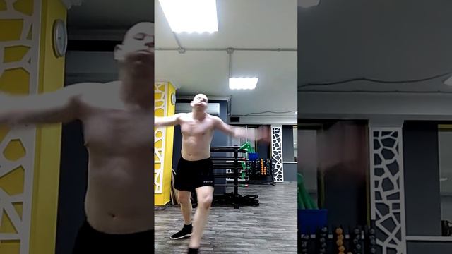 Акробатика .Зрелищный боковой. Боковые ножницы. Тайский бокс. Муай тай. Фитнес. Отработка ударов.